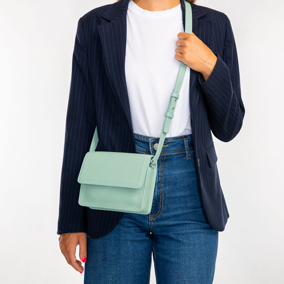 Cara bag, borsa da donna a tracolla in pelle martellata celeste, made in Italy è realizzata e distribuita da Pianigiani.