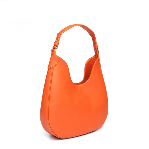 Cloe, borsa da spalla in morbida pelle martellata arancio, design a sacca con accessori metallici color argento, firmata Pianigiani Bags.