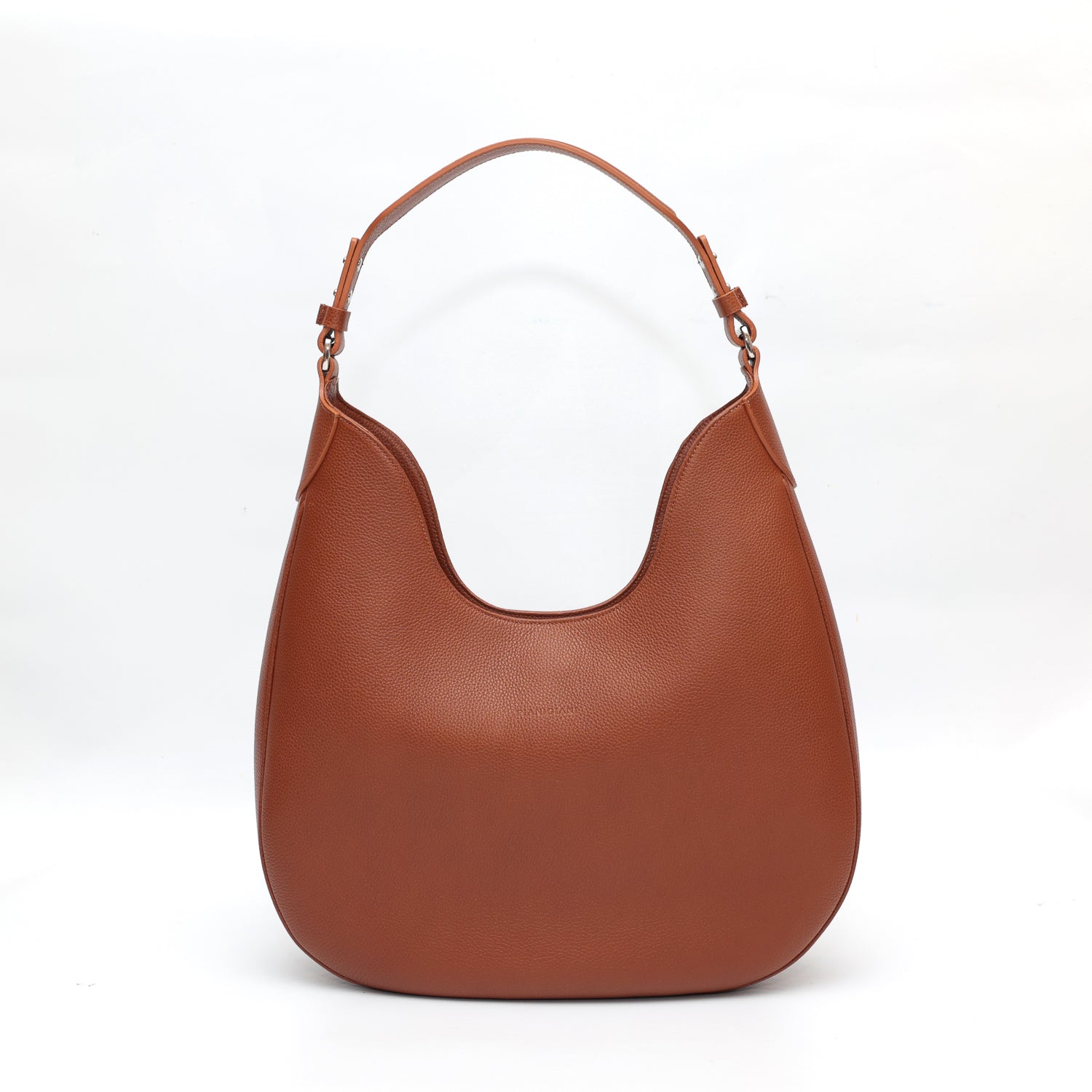 Cloe, borsa da spalla in morbida pelle martellata marrone, design a sacca con accessori metallici color argento, firmata Pianigiani Bags.