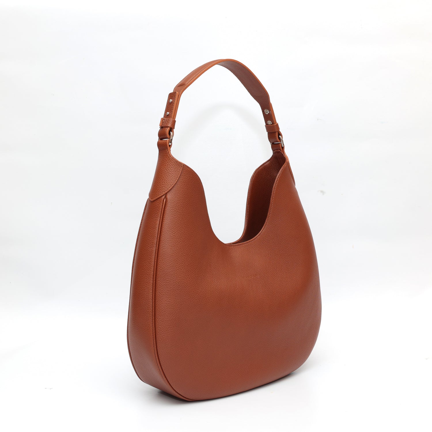 Cloe, borsa da spalla in morbida pelle martellata marrone, design a sacca con accessori metallici color argento, firmata Pianigiani Bags.