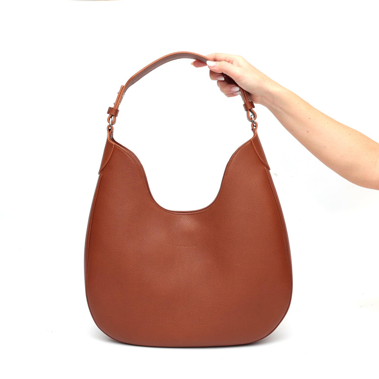 Cloe, borsa da spalla in morbida pelle martellata marrone, design a sacca con accessori metallici color argento, firmata Pianigiani Bags.