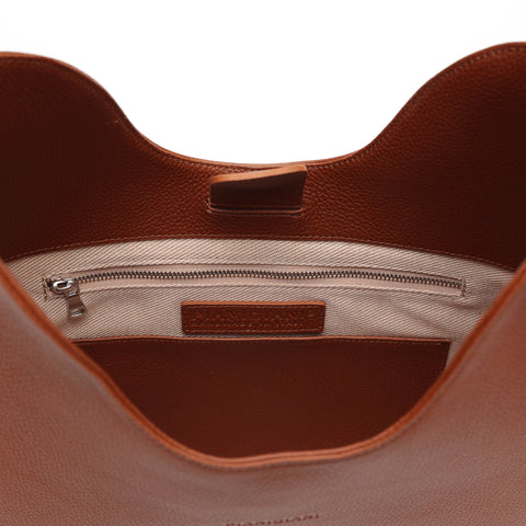 Cloe, borsa da spalla in morbida pelle martellata marrone, design a sacca con accessori metallici color argento, firmata Pianigiani Bags.