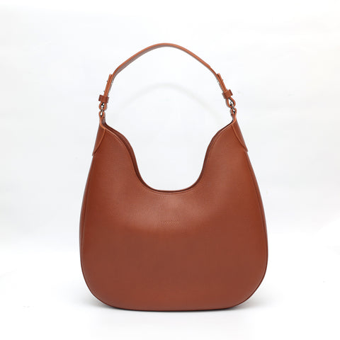 Cloe, borsa da spalla in morbida pelle martellata marrone, design a sacca con accessori metallici color argento, firmata Pianigiani Bags.