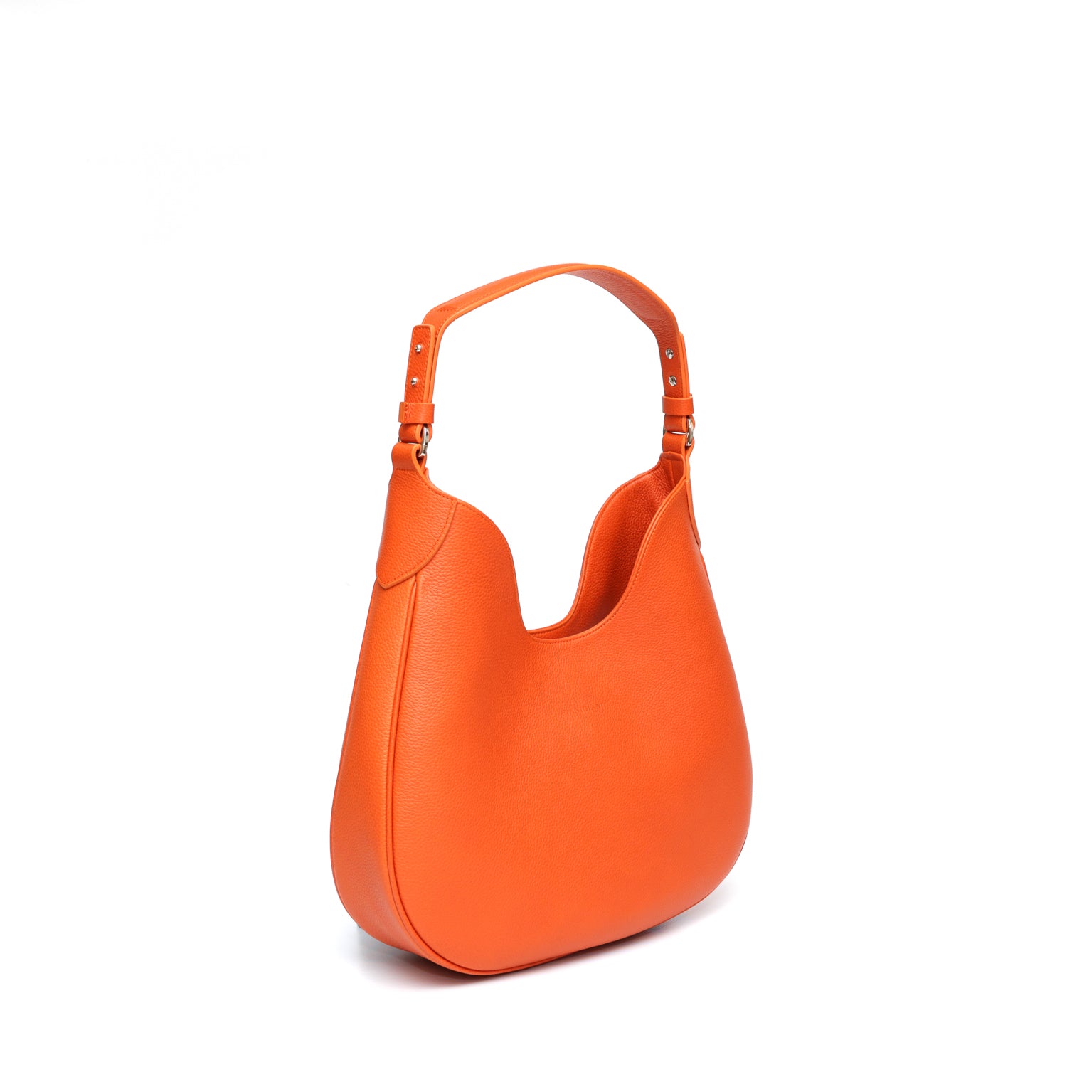 Cloe piccola, borsa da spalla in morbida pelle martellata arancio, design a sacca con accessori metallici color argento, firmata Pianigiani Bags.