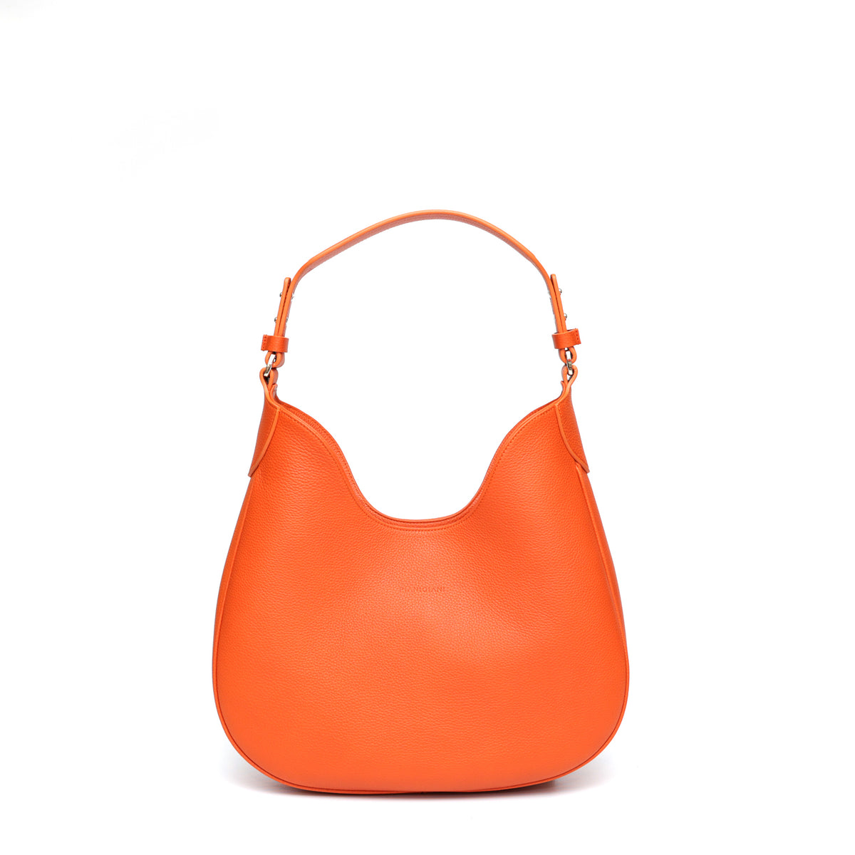 Cloe piccola, borsa da spalla in morbida pelle martellata arancio, design a sacca con accessori metallici color argento, firmata Pianigiani Bags.