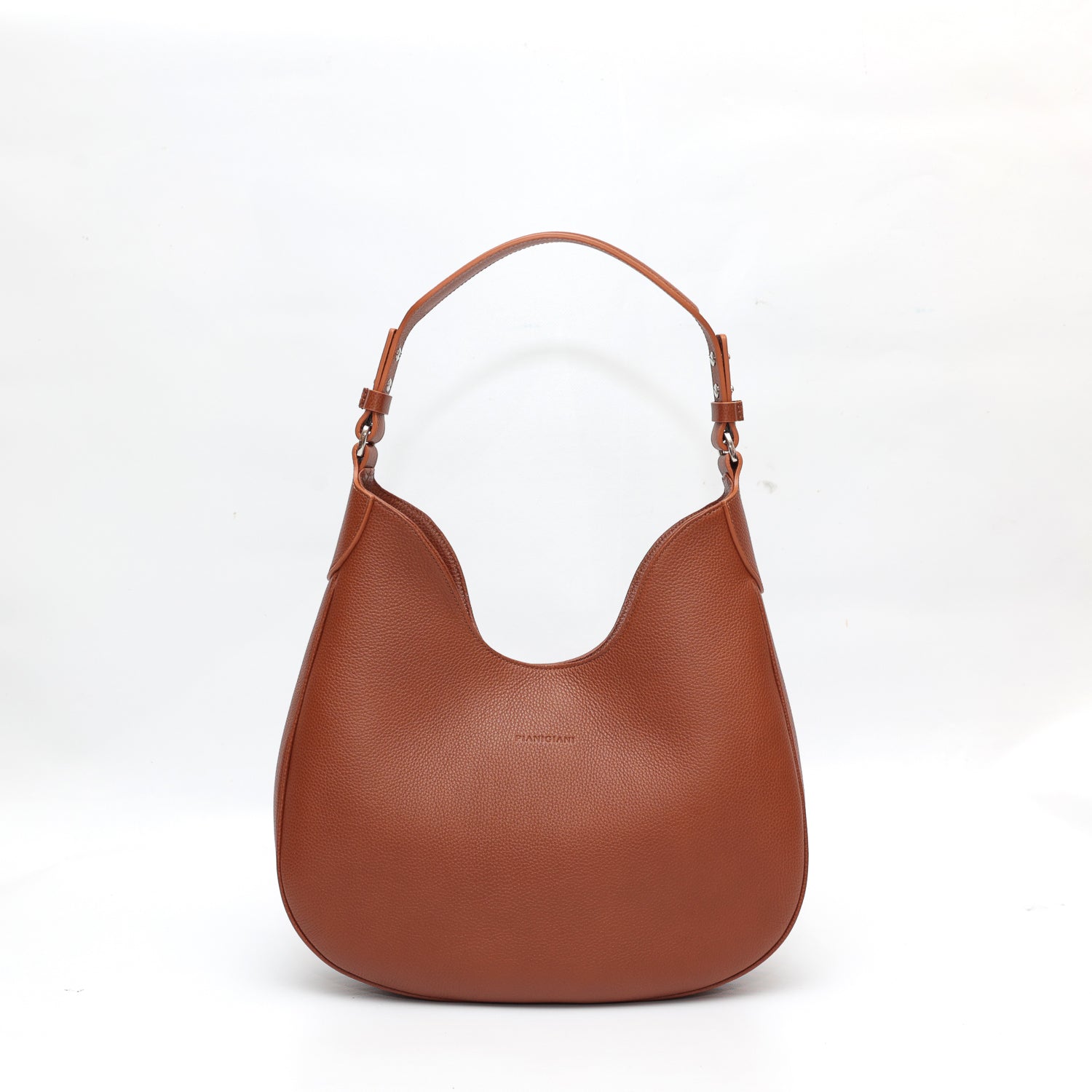 Cloe, borsa da spalla in morbida pelle martellata marrone, design a sacca con accessori metallici color argento, firmata Pianigiani Bags.