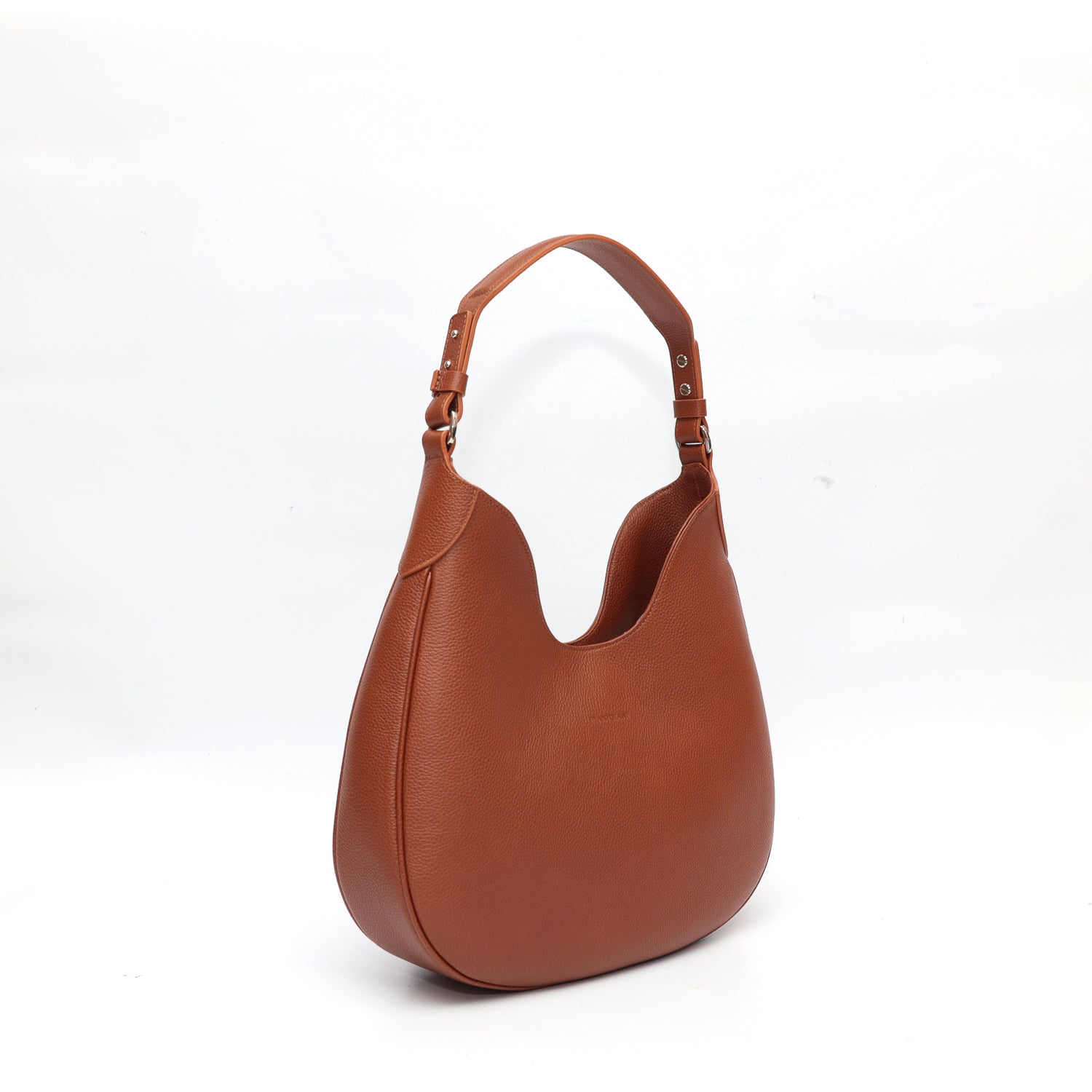 Cloe, borsa da spalla in morbida pelle martellata marrone, design a sacca con accessori metallici color argento, firmata Pianigiani Bags.