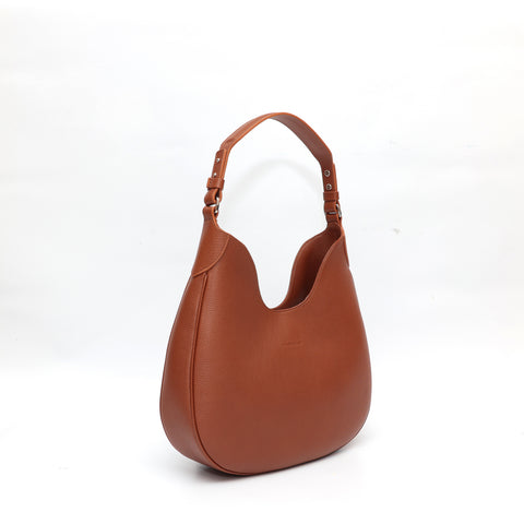 Cloe, borsa da spalla in morbida pelle martellata marrone, design a sacca con accessori metallici color argento, firmata Pianigiani Bags.