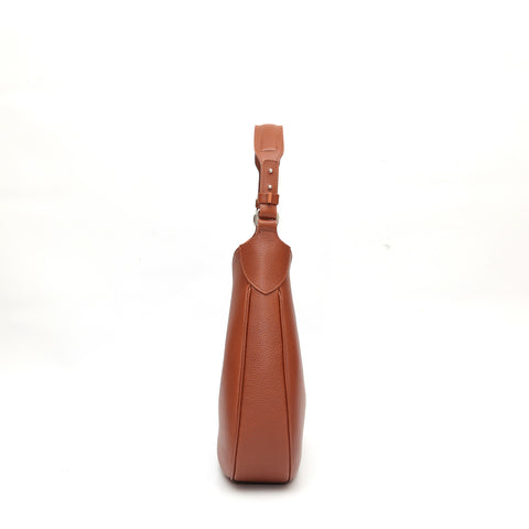 Cloe, borsa da spalla in morbida pelle martellata marrone, design a sacca con accessori metallici color argento, firmata Pianigiani Bags.