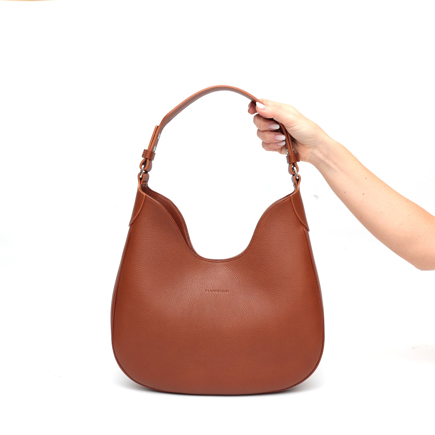 Cloe, borsa da spalla in morbida pelle martellata marrone, design a sacca con accessori metallici color argento, firmata Pianigiani Bags.