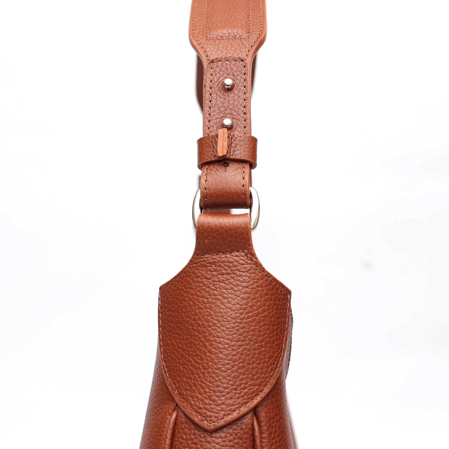 Cloe, borsa da spalla in morbida pelle martellata marrone, design a sacca con accessori metallici color argento, firmata Pianigiani Bags.