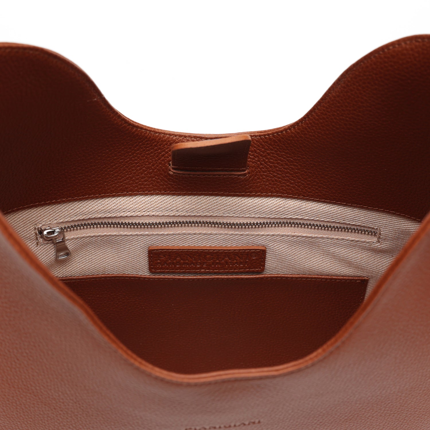 Cloe, borsa da spalla in morbida pelle martellata marrone, design a sacca con accessori metallici color argento, firmata Pianigiani Bags.