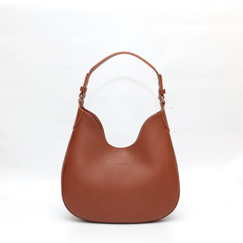 Cloe, borsa da spalla in morbida pelle martellata marrone, design a sacca con accessori metallici color argento, firmata Pianigiani Bags.