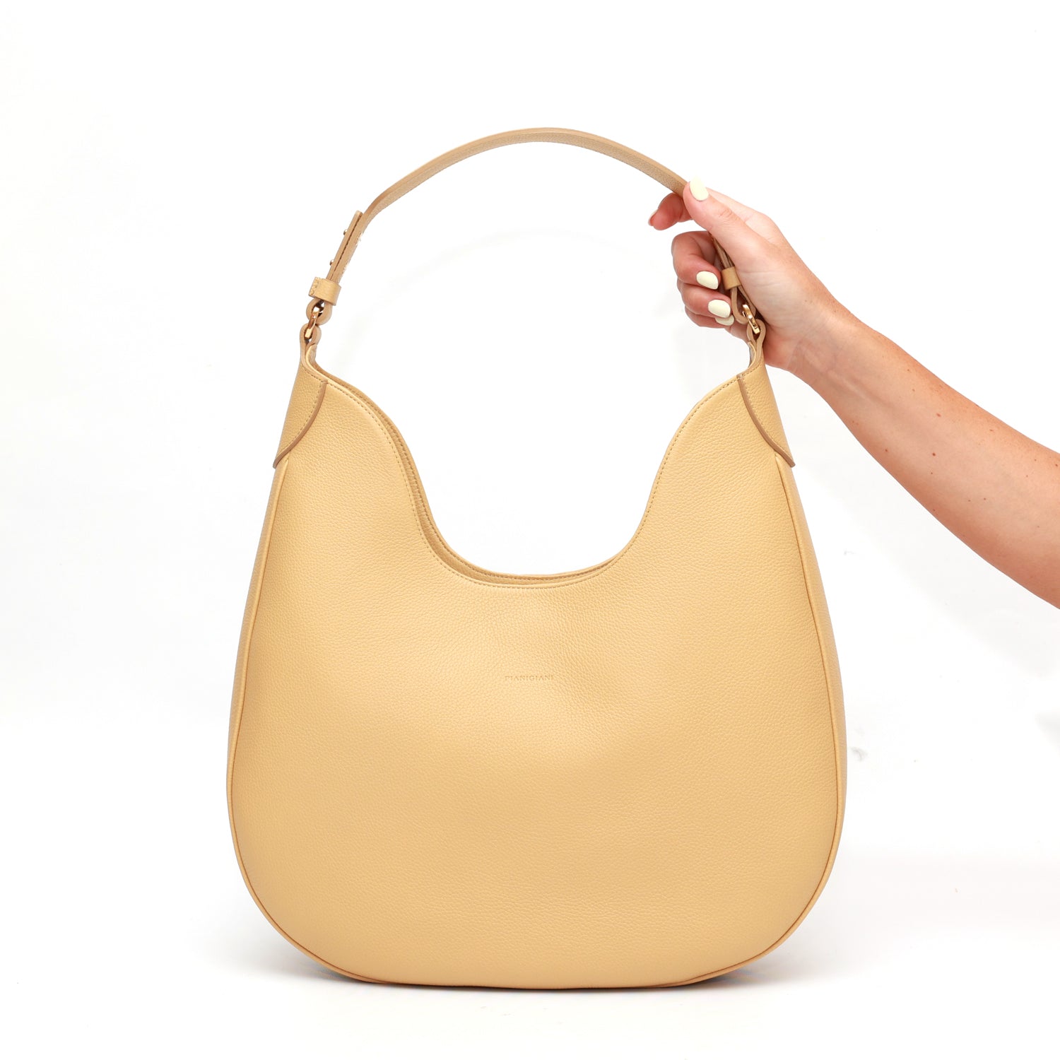 Cloe, borsa da spalla in morbida pelle martellata burro, design a sacca con accessori metallici color oro, firmata Pianigiani Bags