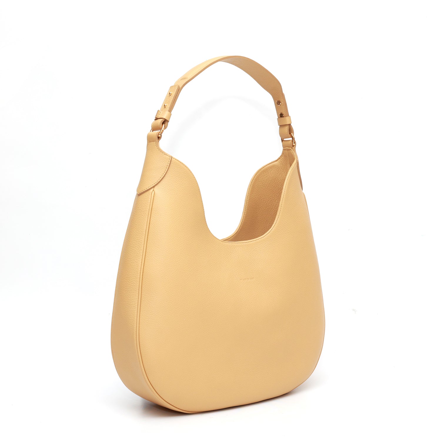 Cloe, borsa da spalla in morbida pelle martellata burro, design a sacca con accessori metallici color oro, firmata Pianigiani Bags