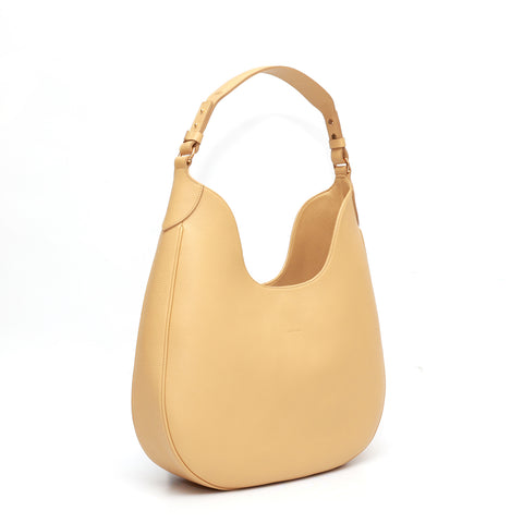 Cloe, borsa da spalla in morbida pelle martellata burro, design a sacca con accessori metallici color oro, firmata Pianigiani Bags