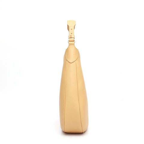 Cloe, borsa da spalla in morbida pelle martellata burro, design a sacca con accessori metallici color oro, firmata Pianigiani Bags