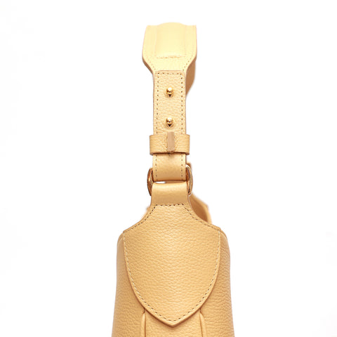 Cloe, borsa da spalla in morbida pelle martellata burro, design a sacca con accessori metallici color oro, firmata Pianigiani Bags