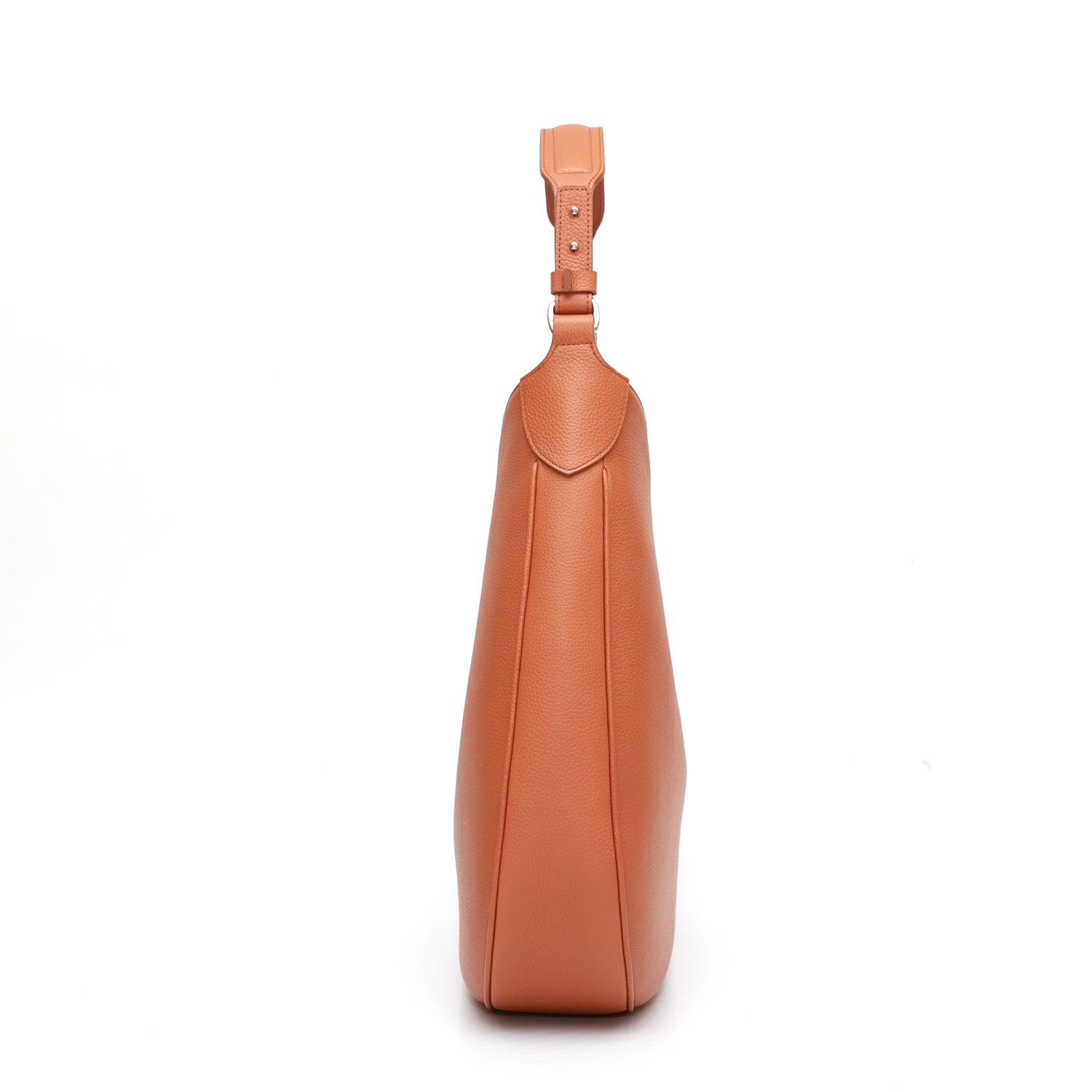 Cloe, borsa da spalla in morbida pelle martellata caramello, design a sacca con accessori metallici color argento, firmata Pianigiani Bags
