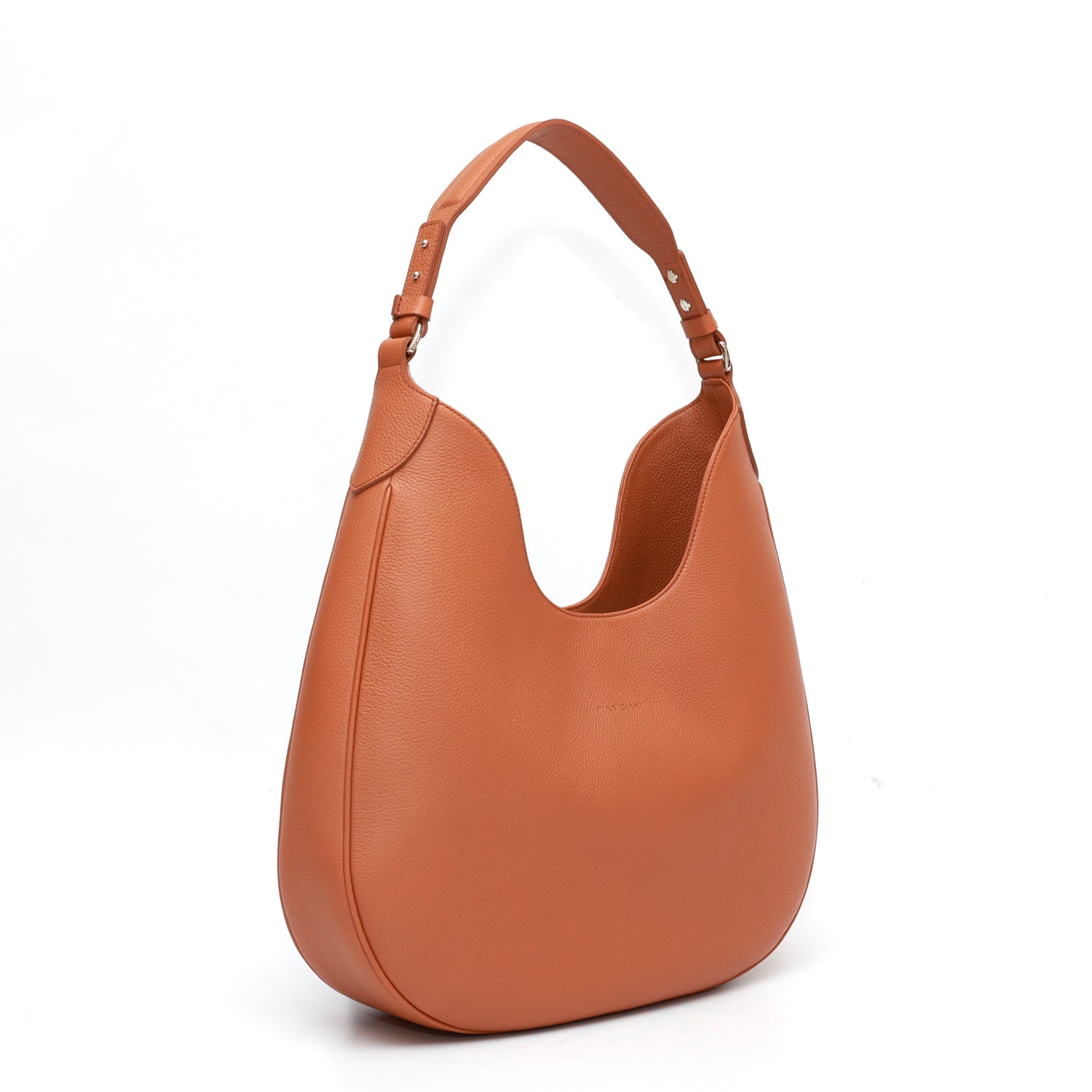 Cloe, borsa da spalla in morbida pelle martellata caramello, design a sacca con accessori metallici color argento, firmata Pianigiani Bags