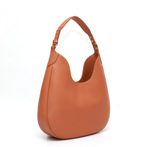 Cloe, borsa da spalla in morbida pelle martellata caramello, design a sacca con accessori metallici color argento, firmata Pianigiani Bags