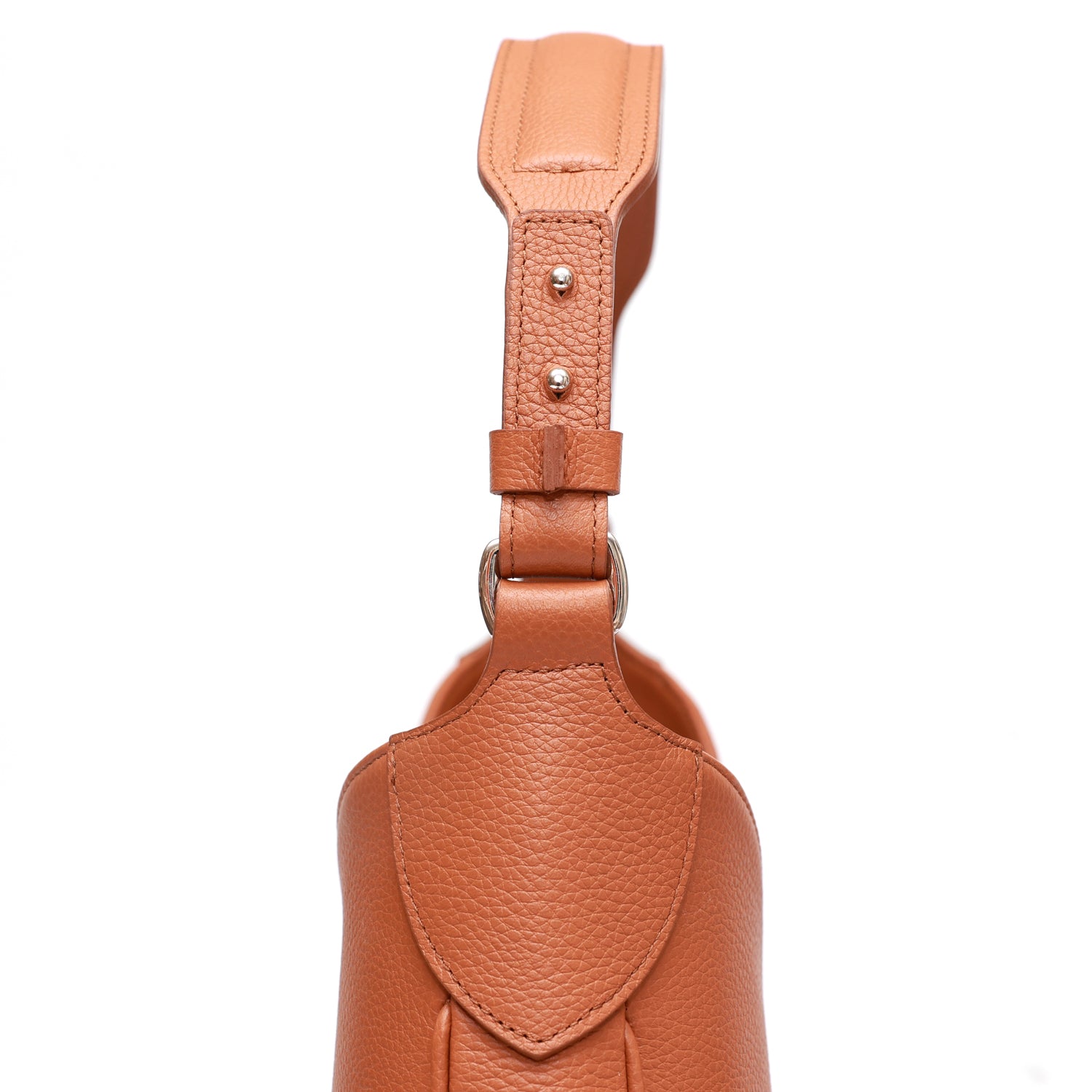 Cloe, borsa da spalla in morbida pelle martellata caramello, design a sacca con accessori metallici color argento, firmata Pianigiani Bags