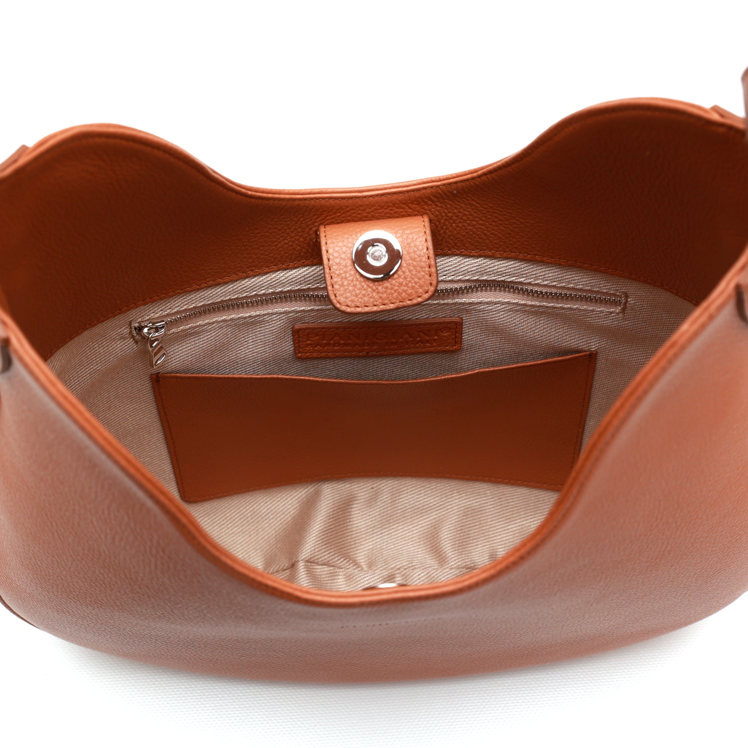 Cloe, borsa da spalla in morbida pelle martellata caramello, design a sacca con accessori metallici color argento, firmata Pianigiani Bags