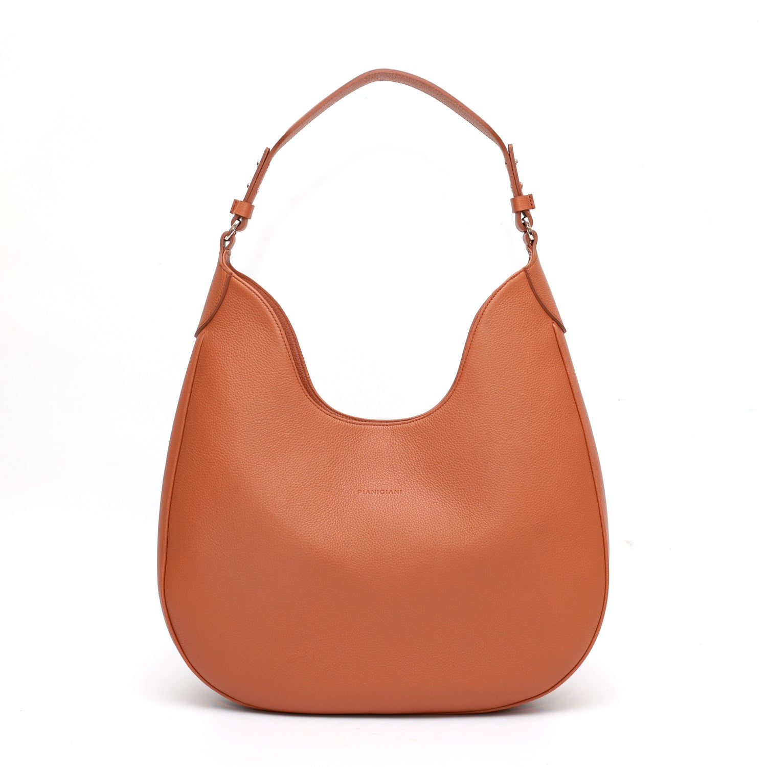 Cloe, borsa da spalla in morbida pelle martellata caramello, design a sacca con accessori metallici color argento, firmata Pianigiani Bags