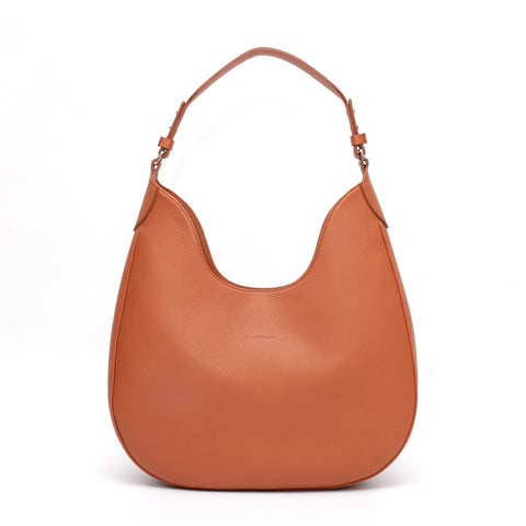 Cloe, borsa da spalla in morbida pelle martellata caramello, design a sacca con accessori metallici color argento, firmata Pianigiani Bags
