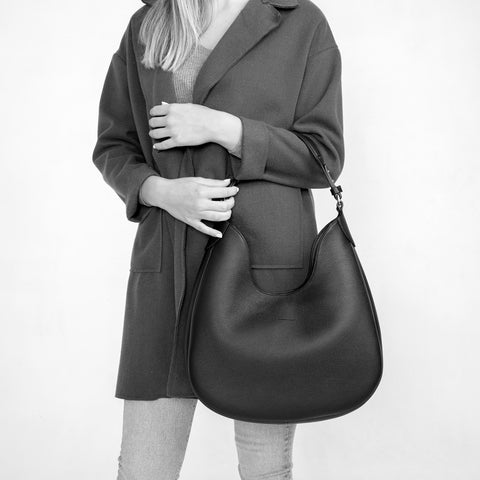 Cloe, borsa da spalla in morbida pelle martellata marrone, design a sacca con accessori metallici color argento, firmata Pianigiani Bags.