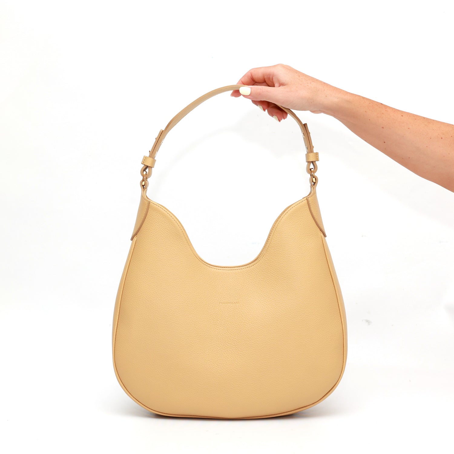 Cloe piccola, borsa da spalla in morbida pelle martellata burro, design a sacca con accessori metallici color oro, firmata Pianigiani Bags.