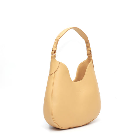 Cloe piccola, borsa da spalla in morbida pelle martellata burro, design a sacca con accessori metallici color oro, firmata Pianigiani Bags.