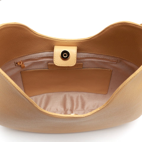 Cloe piccola, borsa da spalla in morbida pelle martellata burro, design a sacca con accessori metallici color oro, firmata Pianigiani Bags.