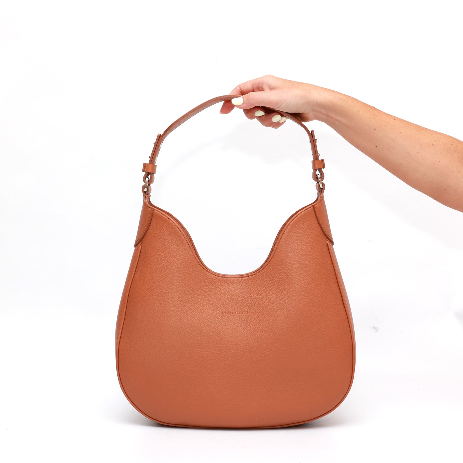Cloe piccola, borsa da spalla in morbida pelle martellata caramello, design a sacca con accessori metallici color argento, firmata Pianigiani Bags