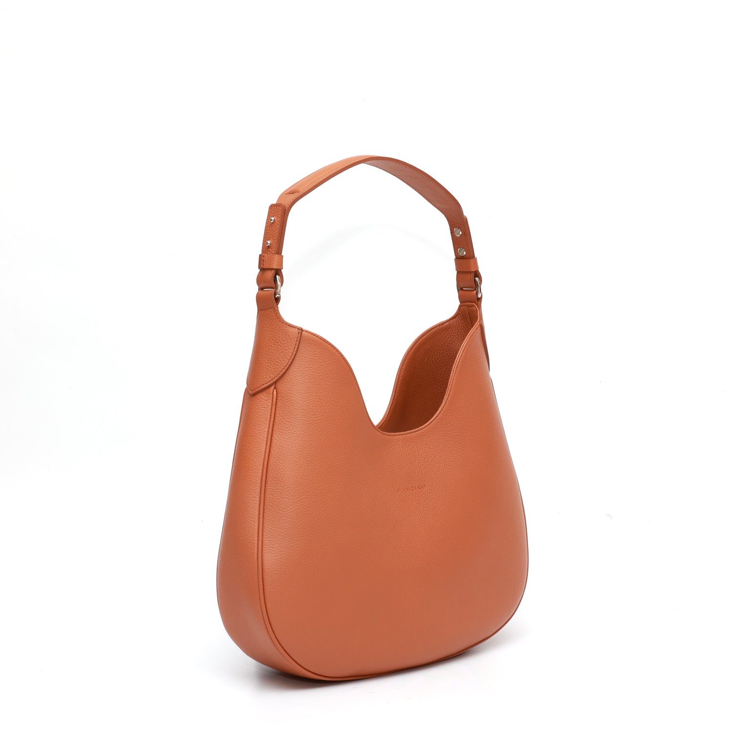 Cloe piccola, borsa da spalla in morbida pelle martellata caramello, design a sacca con accessori metallici color argento, firmata Pianigiani Bags