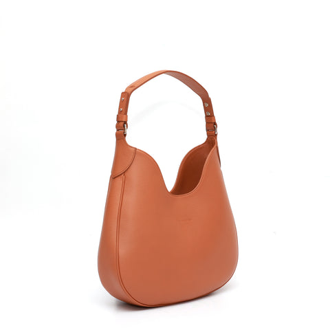 Cloe piccola, borsa da spalla in morbida pelle martellata caramello, design a sacca con accessori metallici color argento, firmata Pianigiani Bags