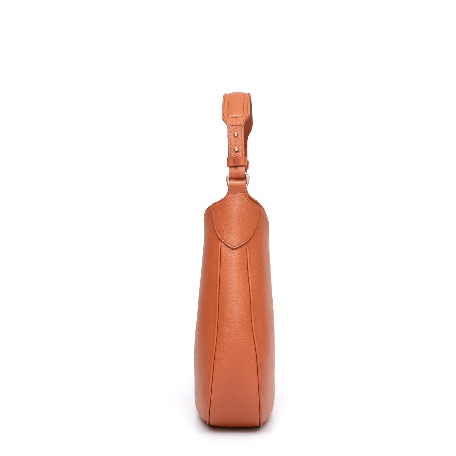 Cloe piccola, borsa da spalla in morbida pelle martellata caramello, design a sacca con accessori metallici color argento, firmata Pianigiani Bags