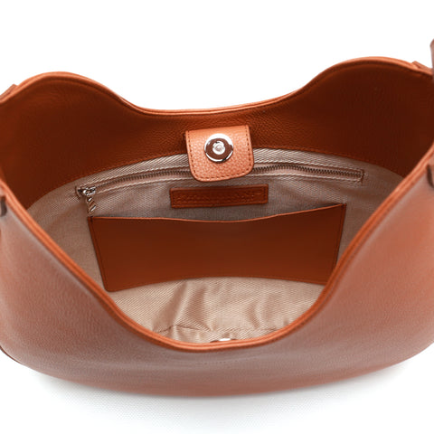 Cloe piccola, borsa da spalla in morbida pelle martellata caramello, design a sacca con accessori metallici color argento, firmata Pianigiani Bags