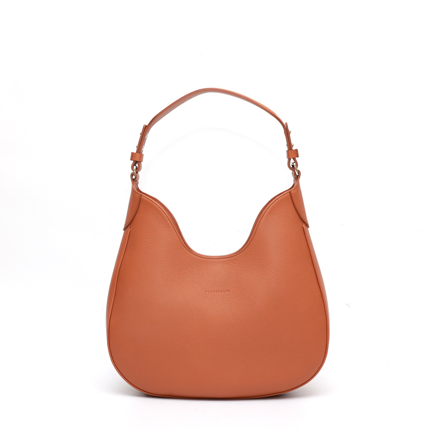 Cloe piccola, borsa da spalla in morbida pelle martellata caramello, design a sacca con accessori metallici color argento, firmata Pianigiani Bags.