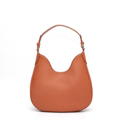 Cloe piccola, borsa da spalla in morbida pelle martellata caramello, design a sacca con accessori metallici color argento, firmata Pianigiani Bags.