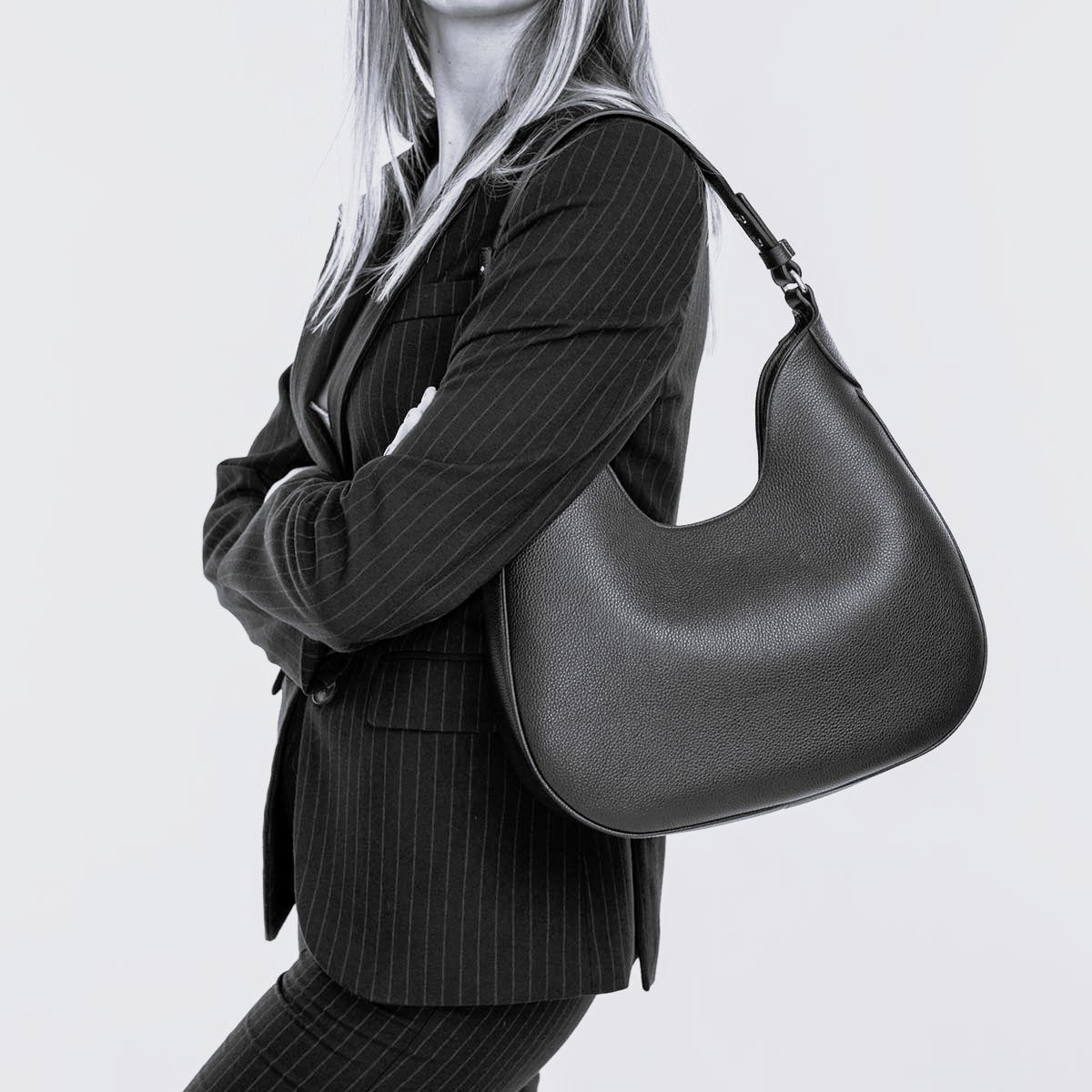 Cloe piccola, borsa da spalla in morbida pelle martellata verde, design a sacca con accessori metallici color oro,firmata Pianigiani Bags