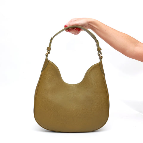 Cloe piccola, borsa da spalla in morbida pelle martellata verde, design a sacca con accessori metallici color oro,firmata Pianigiani Bags