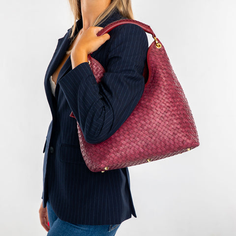 Emily bag, borsa da donna in pelle intrecciata bordeaux, made in Italy è realizzata e distribuita da Pianigian