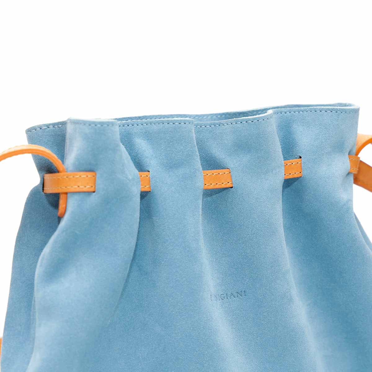 Free, borsa a tracolla in pelle scamosciata denim con cordino di chiusura in cuoio. Prodotta da Pianigiani.