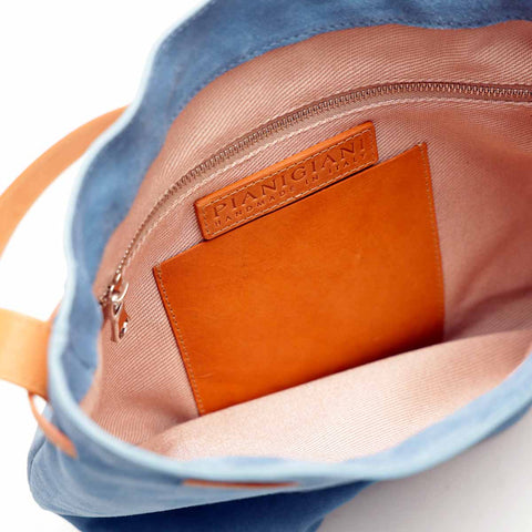 Free, borsa a tracolla in pelle scamosciata denim con cordino di chiusura in cuoio. Prodotta da Pianigiani.