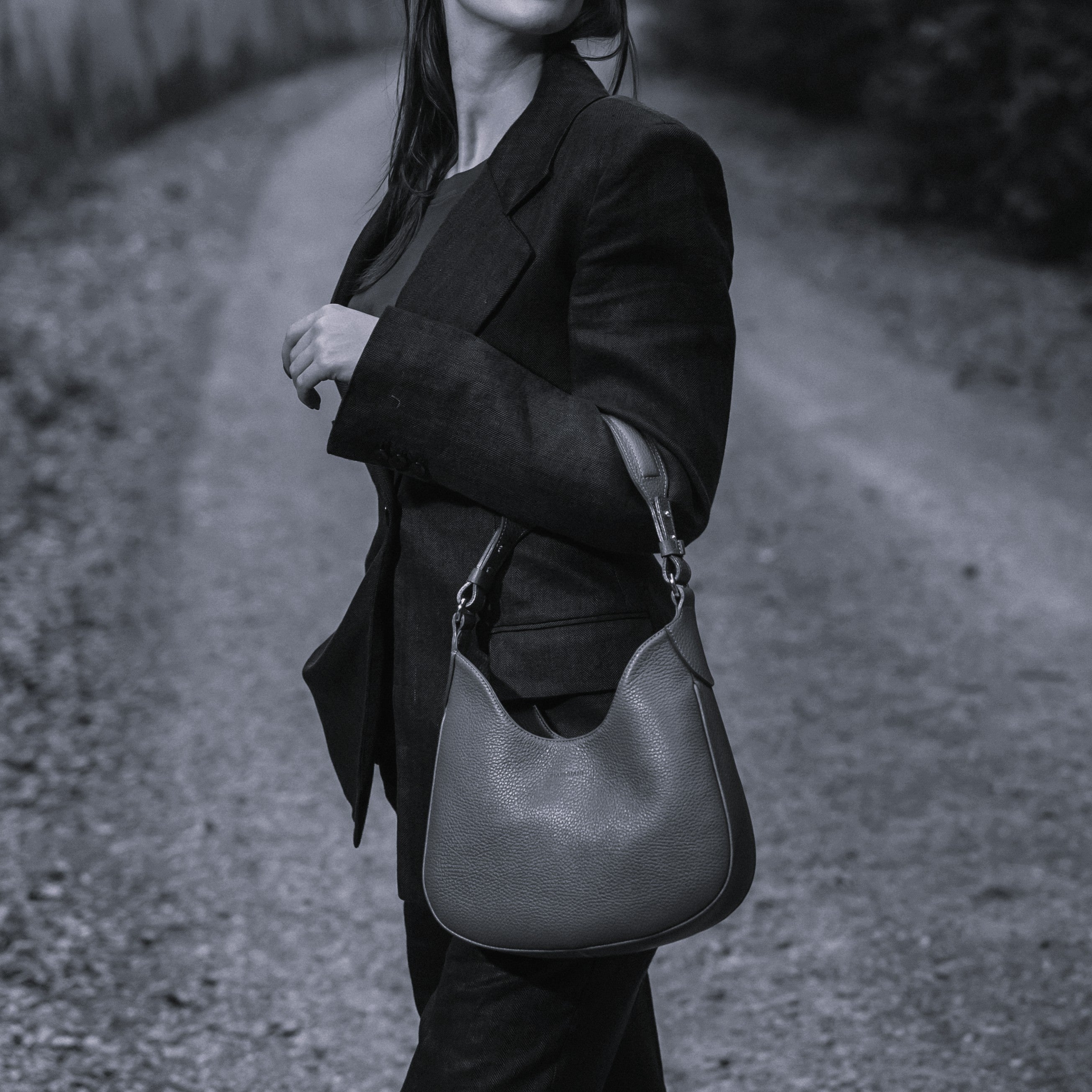 Mini Cloe, borsa da spalla in morbida pelle martellata mosto, design a sacca con accessori metallici color oro,firmata Pianigiani Bags