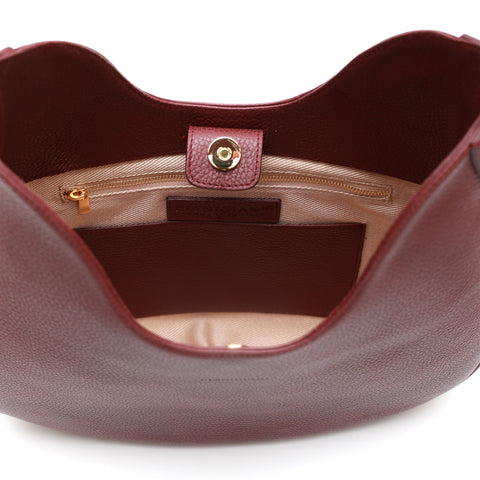 Mini Cloe, borsa da spalla in morbida pelle martellata mosto, design a sacca con accessori metallici color oro,firmata Pianigiani Bags
