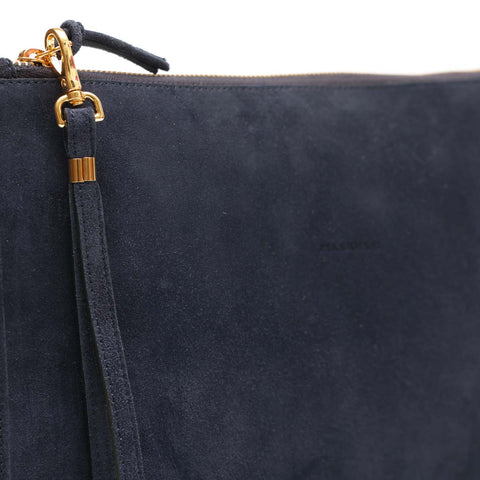 Rose, borsa modello bustina con polsino in pelle scamosciata blu, prodotta da Pianigiani.