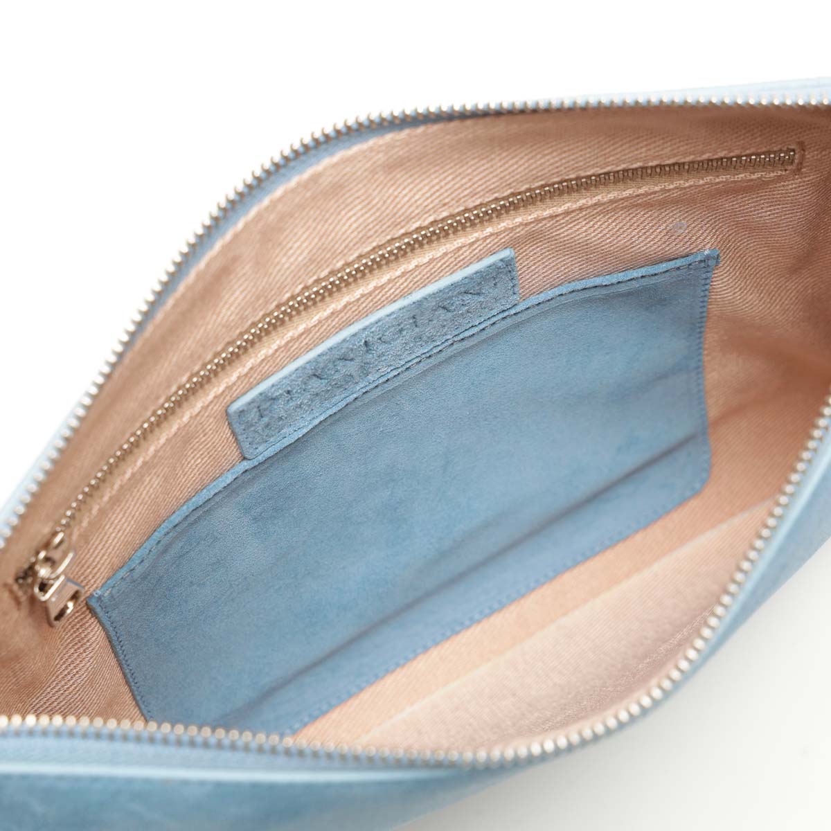 Rose, borsa modello bustina con polsino in pelle scamosciata denim, prodotta da Pianigiani.