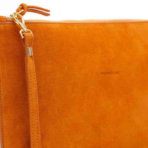 Rose, borsa modello bustina con polsino in pelle scamosciata marrone, prodotta da Pianigiani.